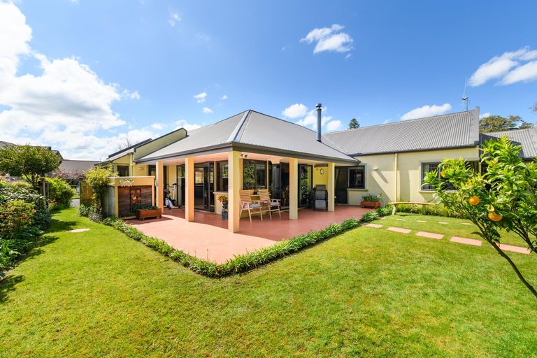 Photo of property in 11 La Lena Grove, Fitzherbert, Palmerston North, 4410