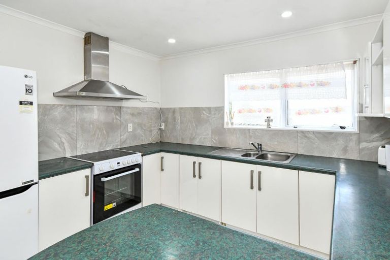 Photo of property in 1/11 Kirklow Place, Goodwood Heights, Auckland, 2105