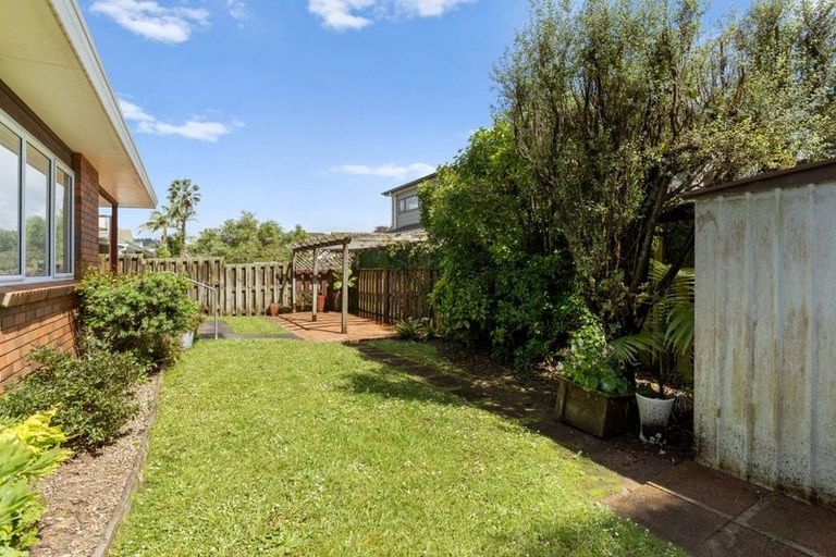 Photo of property in 7/28a Godley Road, Green Bay, Auckland, 0604