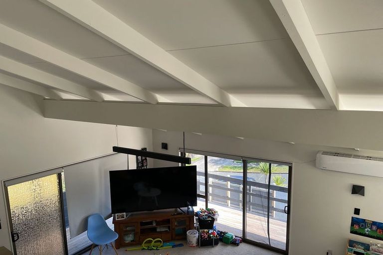 Photo of property in 42 Holyoake Place, Chatswood, Auckland, 0626