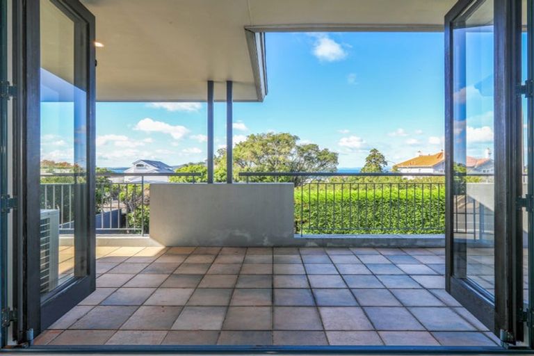 Photo of property in 190 Hurstmere Road, Takapuna, Auckland, 0622