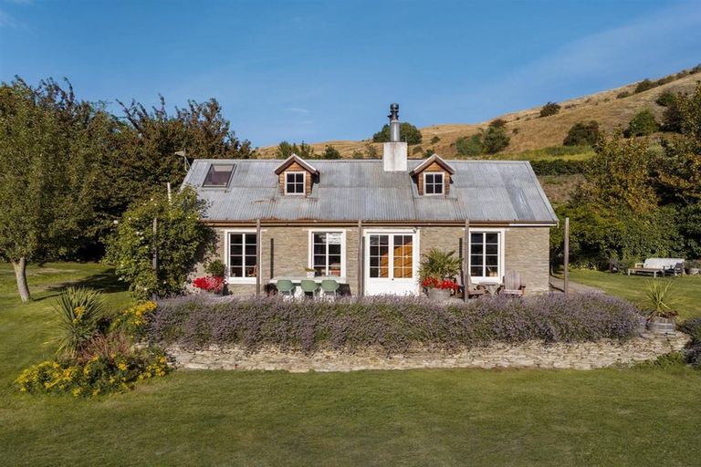 Photo of property in 2 Marshall Avenue, Lake Hayes, Queenstown, 9371