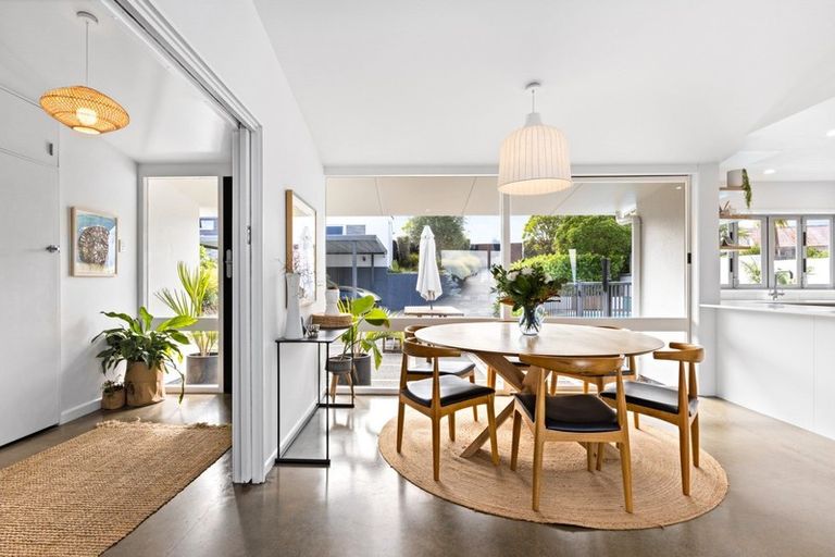 Photo of property in 2 Cobden Road, Bluff Hill, Napier, 4110