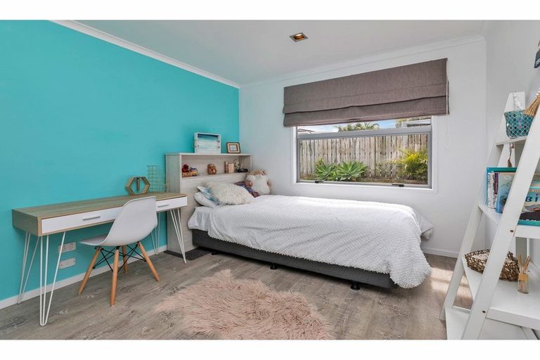 Photo of property in 5 Endeavour Place, One Tree Point, 0118