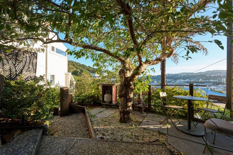 Photo of property in 12 Stafford Street, Mount Victoria, Wellington, 6011