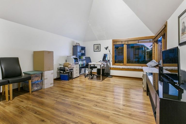 Photo of property in 2/5 Mizpah Road, Waiake, Auckland, 0630