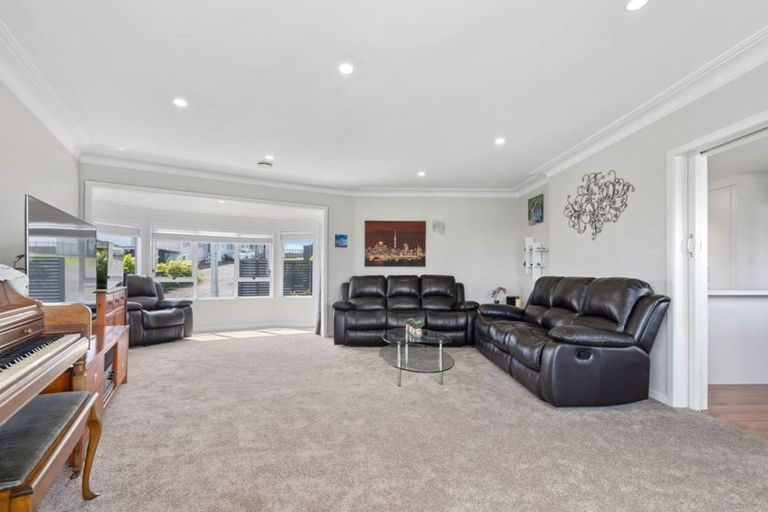 Photo of property in 2/83a Pupuke Road, Northcote, Auckland, 0627