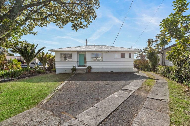 Photo of property in 15 Murray Road, Te Atatu Peninsula, Auckland, 0610