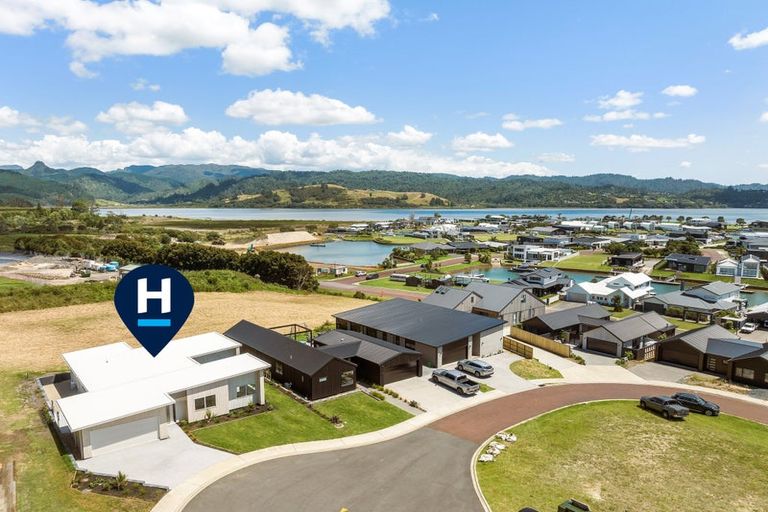 Photo of property in 16 Ian Hopper Way, Pauanui, 3579