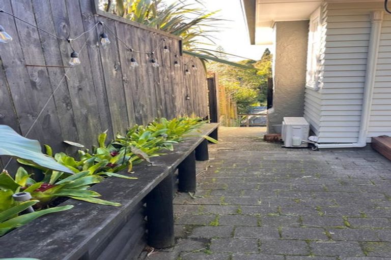 Photo of property in 28 Roland Hill, Glen Eden, Auckland, 0602