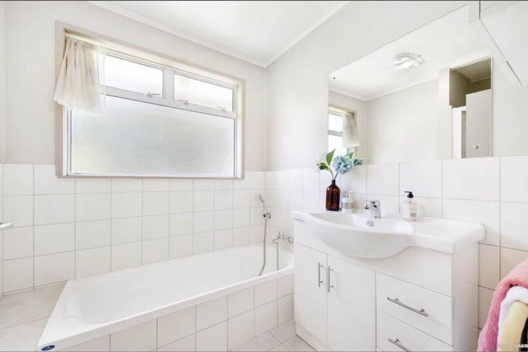 Photo of property in 34 Juniper Road, Sunnynook, Auckland, 0620