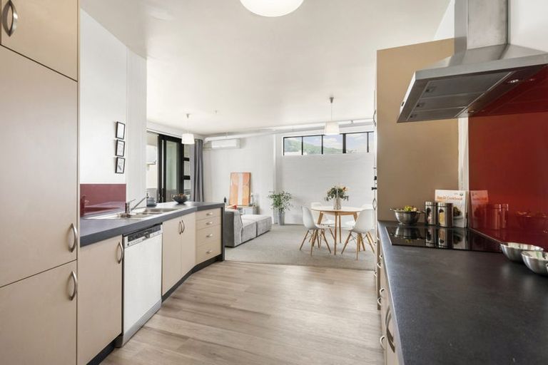 Photo of property in Endeavour Apartments, 18/125 Thorndon Quay, Pipitea, Wellington, 6011