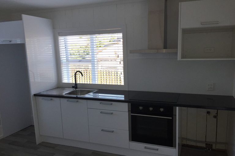 Photo of property in 1/682 East Coast Road, Pinehill, Auckland, 0630