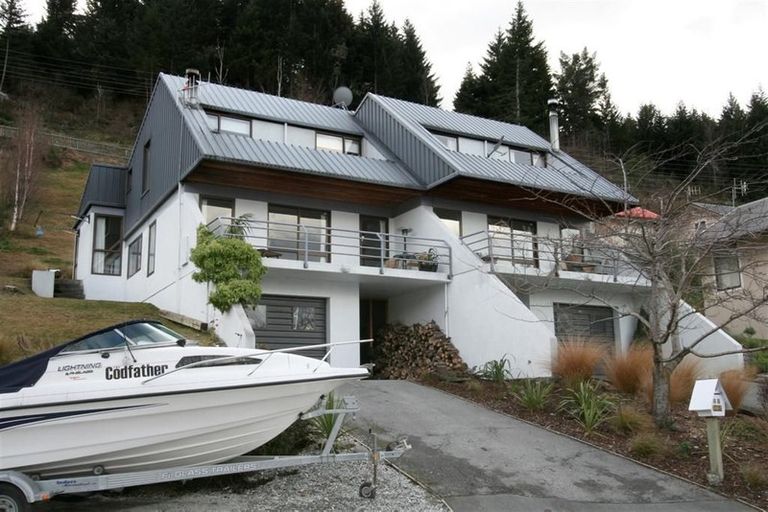 Photo of property in 8b Sainsbury Road, Fernhill, Queenstown, 9300