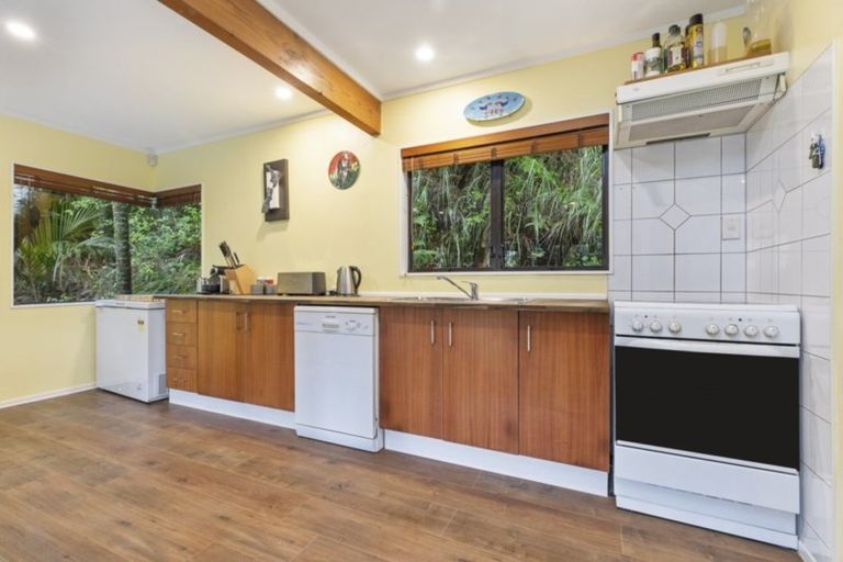 Photo of property in 11 Valley View Road, Titirangi, Auckland, 0604