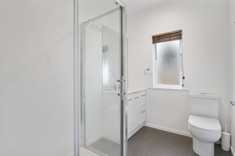 Photo of property in 88 Kelman Road, Kelston, Auckland, 0602