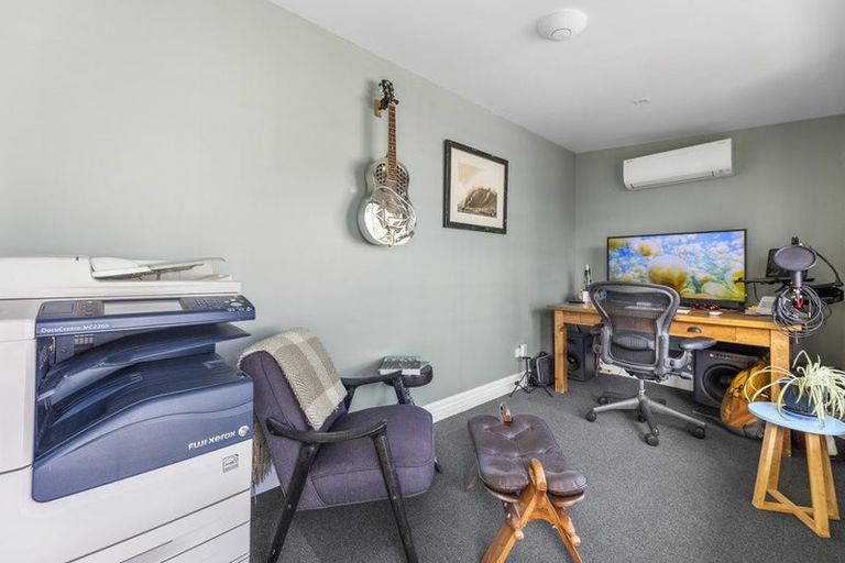 Photo of property in 127 Hargest Crescent, Saint Clair, Dunedin, 9012