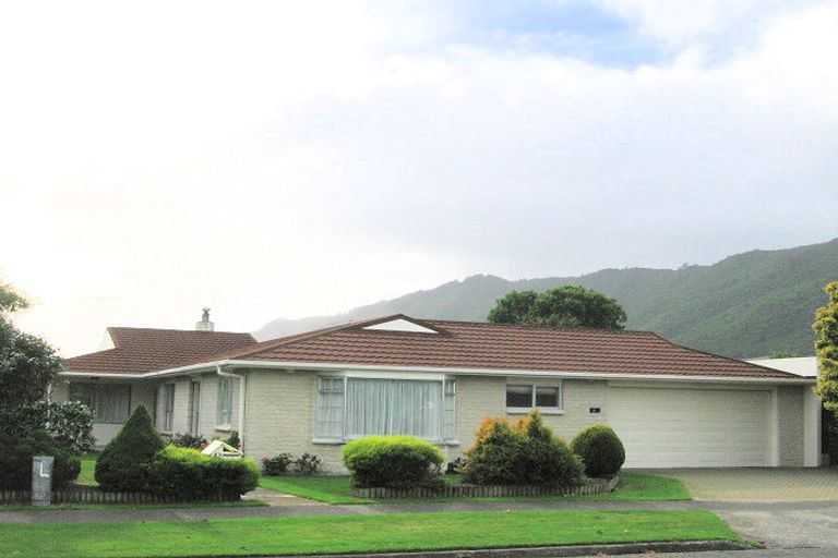 Photo of property in 42 Rewarewa Crescent, Waikanae, 5036