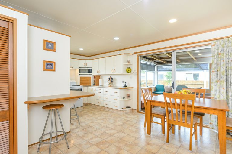 Photo of property in 10 Forbes Place, Kelvin Grove, Palmerston North, 4414
