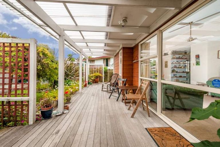 Photo of property in 2/28 Caribbean Drive, Unsworth Heights, Auckland, 0632