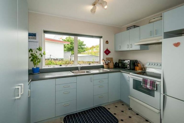 Photo of property in 2/28 Caribbean Drive, Unsworth Heights, Auckland, 0632
