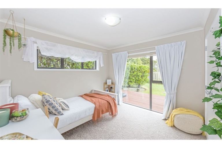 Photo of property in 9 Kingtide Place, Red Beach, 0932