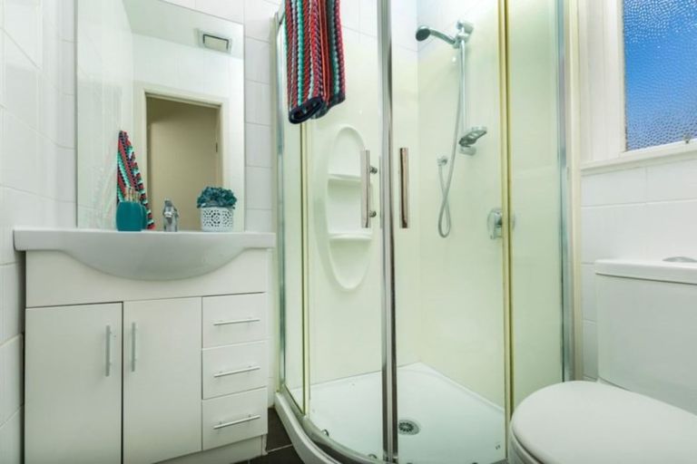 Photo of property in 1/124 Chivalry Road, Glenfield, Auckland, 0629