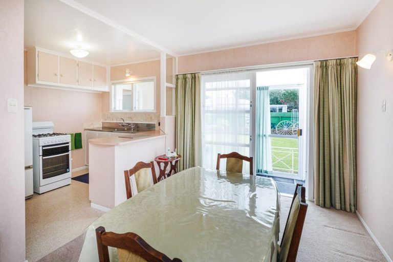 Photo of property in 18 Tararua Terrace, Cloverlea, Palmerston North, 4412