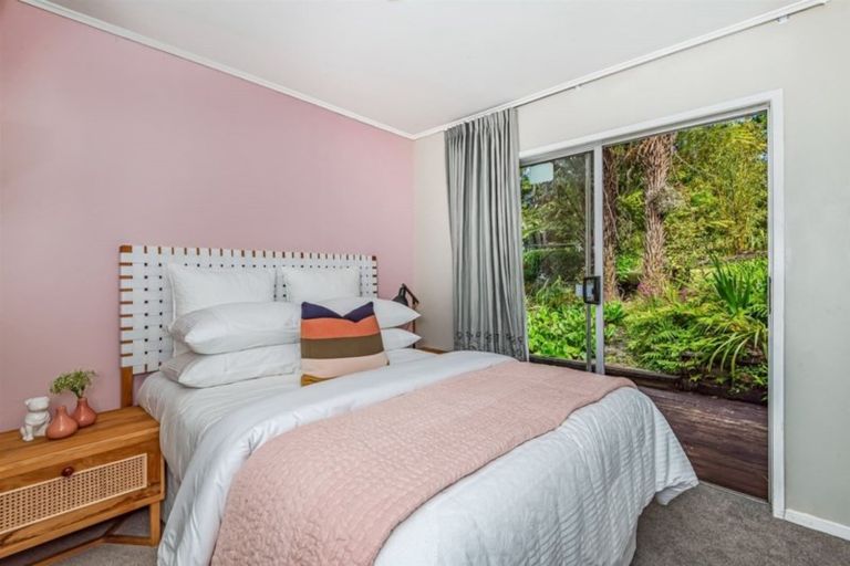 Photo of property in 26 Staincross Street, Green Bay, Auckland, 0604