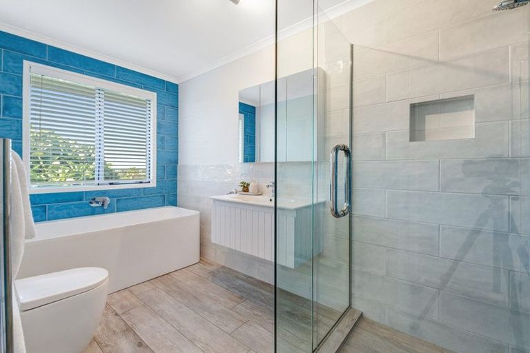 Photo of property in 1/4 Roberts Road, Matakatia, Whangaparaoa, 0930