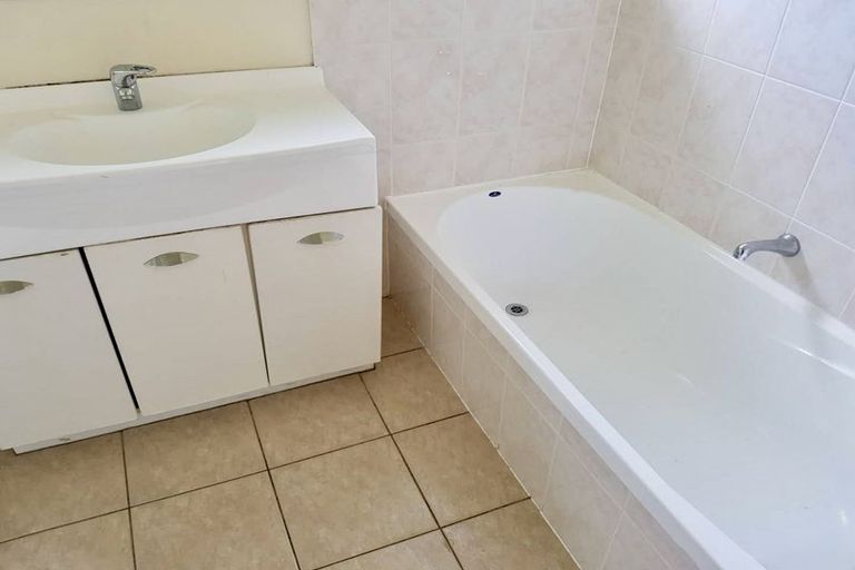 Photo of property in 23 Springside Place, New Lynn, Auckland, 0600