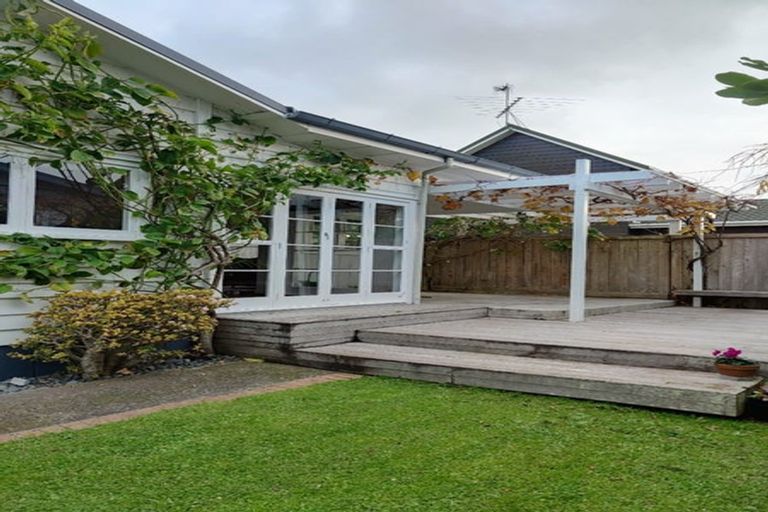 Photo of property in 2/11 Seaview Avenue, Northcote, Auckland, 0627