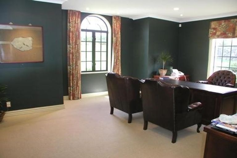 Photo of property in 13 Burgundy Park Avenue, Henderson, Auckland, 0612