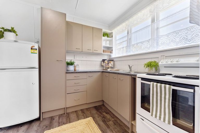 Photo of property in 70 Pioneer Road, Moturoa, New Plymouth, 4310