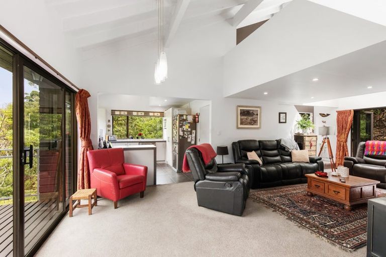 Photo of property in 4 Lady Bell Grove, Lowry Bay, Lower Hutt, 5013