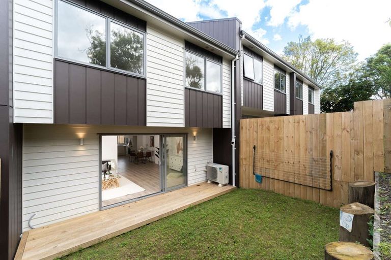 Photo of property in 6d Buisson Glade, West Harbour, Auckland, 0618