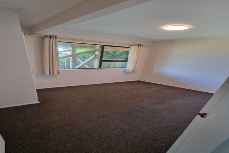 Photo of property in 2/29 Cheltenham Terrace, Newlands, Wellington, 6037