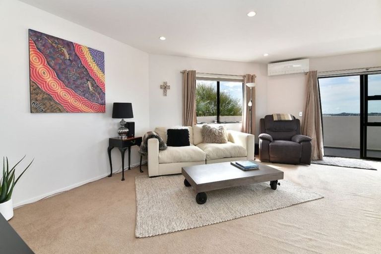 Photo of property in 18 Montcalm Close, Orewa, 0931
