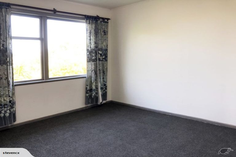 Photo of property in 5 Archbold Street, Newlands, Wellington, 6037