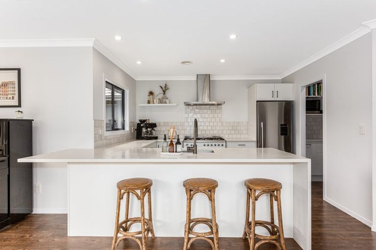 Photo of property in 8 Tararua Close, Aotea, Porirua, 5024