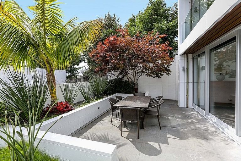 Photo of property in 118 Pendarves Street, New Plymouth, 4312