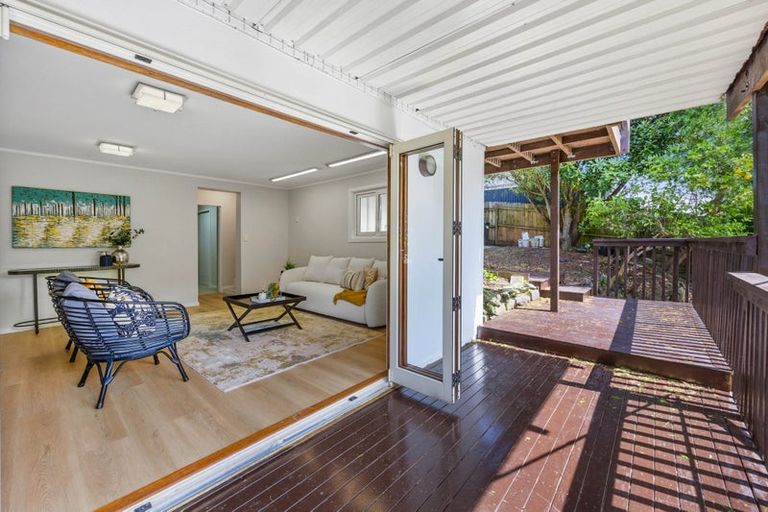 Photo of property in 26 Pickwick Parade, Mellons Bay, Auckland, 2014