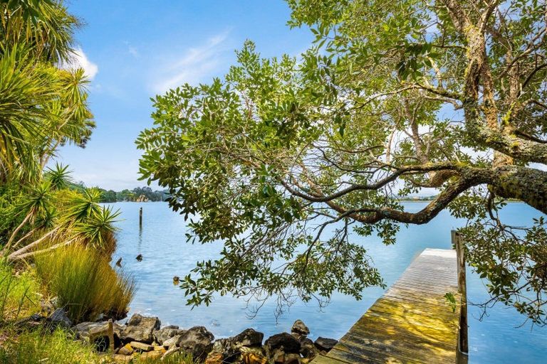 Photo of property in 27 Ferry Parade, Herald Island, Auckland, 0618