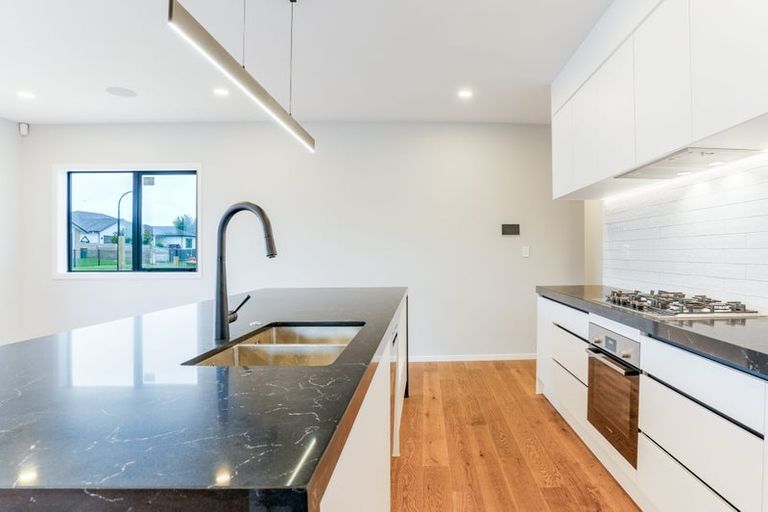 Photo of property in 11 Lewis Younie Road, Kumeu, 0810