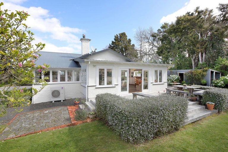 Photo of property in 12 Wanganui Road, Marton, 4710