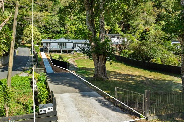 Photo of property in 114 Pinehaven Road, Pinehaven, Upper Hutt, 5019