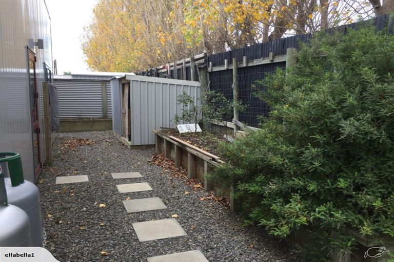Photo of property in 16 Roberts Street, Martinborough, 5711