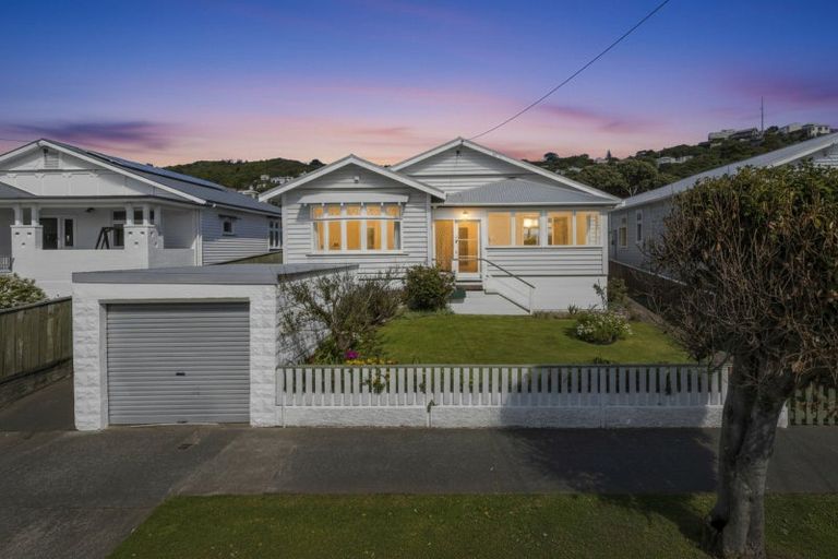 Photo of property in 33 Palm Avenue, Lyall Bay, Wellington, 6022
