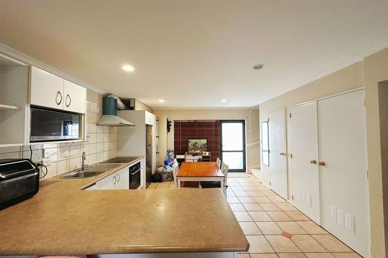 Photo of property in Tuscany Way, 17/3 Ambrico Place, New Lynn, Auckland, 0600