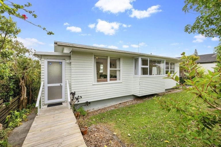 Photo of property in 11 Albatross Road, Red Beach, 0932